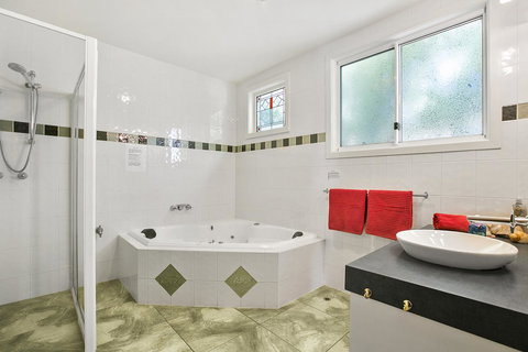 Black Dolphin Beach Penthouse - Accommodation Burleigh 15