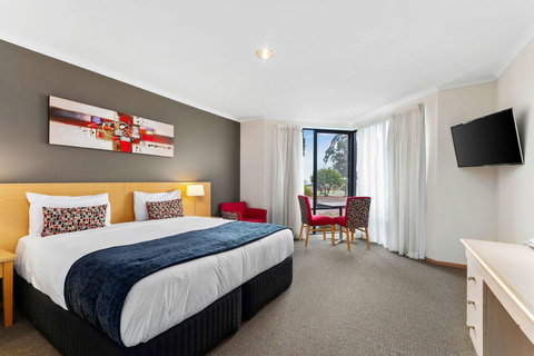 Quality Inn & Suites Traralgon - Accommodation Burleigh 3