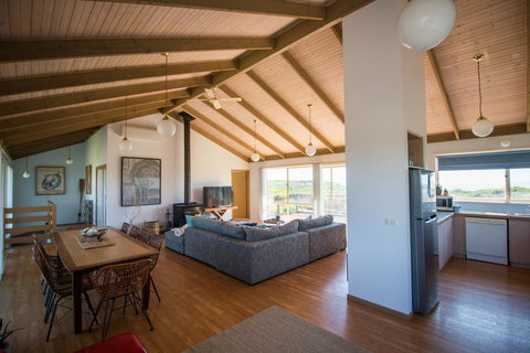 Sunsets On Martyrs Luxury Coastal Beach House Peterborough - Accommodation Burleigh 3