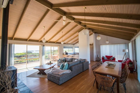 Sunsets On Martyrs Luxury Coastal Beach House Peterborough - Accommodation Burleigh 0