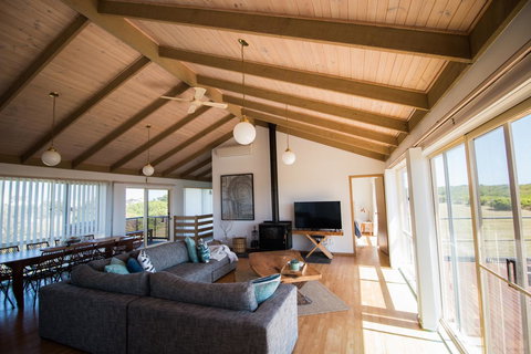 Sunsets On Martyrs Luxury Coastal Beach House Peterborough - Accommodation Burleigh 2