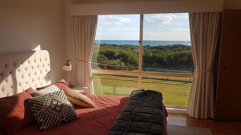 Sunsets On Martyrs Luxury Coastal Beach House Peterborough - Accommodation Burleigh 5