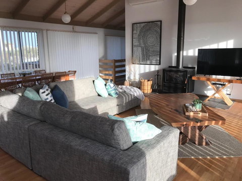 Sunsets On Martyrs Luxury Coastal Beach House Peterborough - Accommodation Burleigh 10