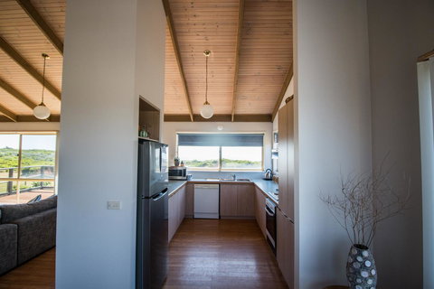 Sunsets On Martyrs Luxury Coastal Beach House Peterborough - Accommodation Burleigh 4