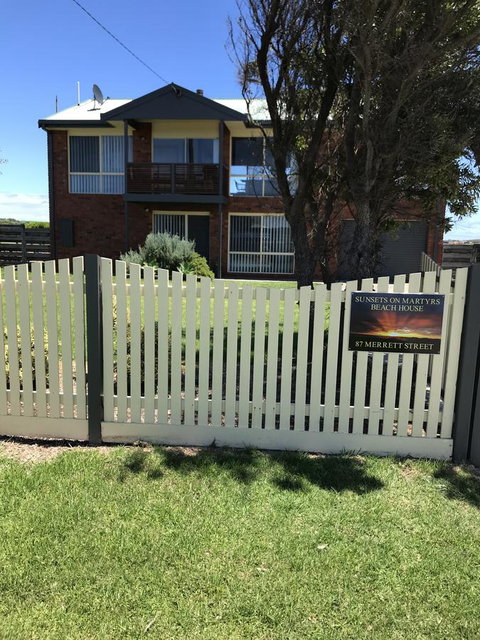 Sunsets On Martyrs Luxury Coastal Beach House Peterborough - Accommodation Burleigh 20