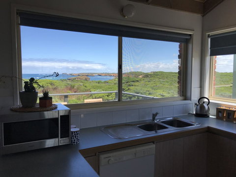 Sunsets On Martyrs Luxury Coastal Beach House Peterborough - Accommodation Burleigh 8