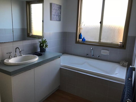 Sunsets On Martyrs Luxury Coastal Beach House Peterborough - Accommodation Burleigh 17