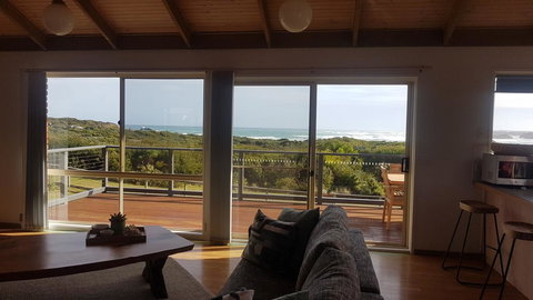 Sunsets On Martyrs Luxury Coastal Beach House Peterborough - Accommodation Burleigh 6