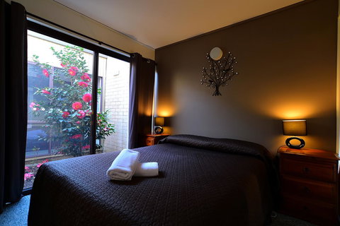 Executive Hideaway - Accommodation Burleigh 21