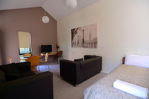 Executive Hideaway - Accommodation Burleigh 17