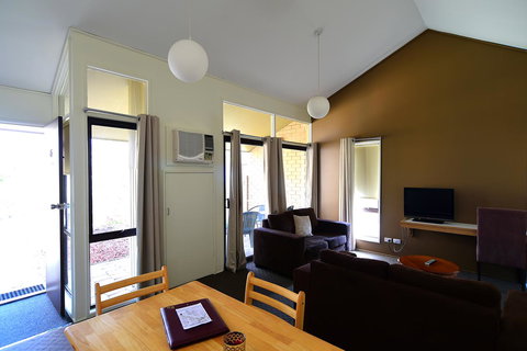 Executive Hideaway - Accommodation Burleigh 7