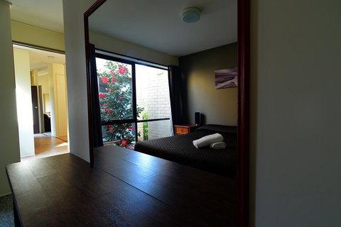 Executive Hideaway - Accommodation Burleigh 19