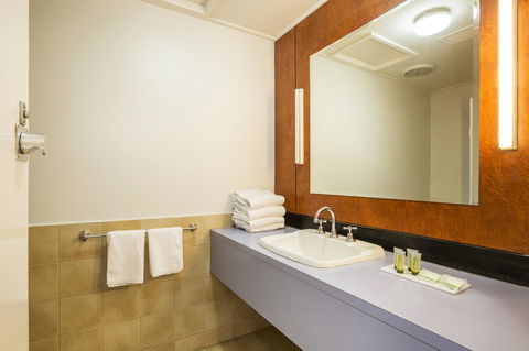Burvale Hotel - Accommodation Burleigh 35