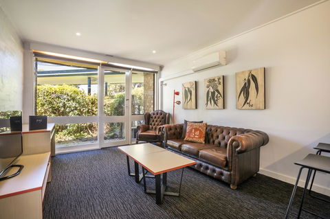 Burvale Hotel - Accommodation Burleigh 33