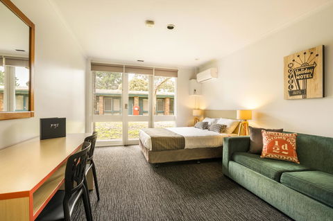 Burvale Hotel - Accommodation Burleigh 7
