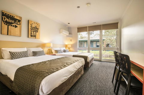 Burvale Hotel - Accommodation Burleigh 6