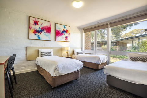 Burvale Hotel - Accommodation Burleigh 4