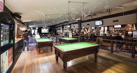 Burvale Hotel - Accommodation Burleigh 24