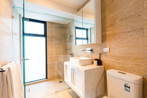 RenÃ©e - Beyond A Room Private Apartments - Accommodation Burleigh 1