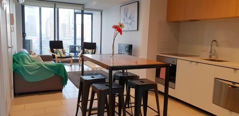 Trendy City Pad Melbourne - Accommodation Burleigh 9