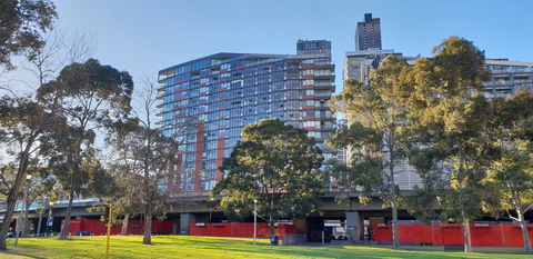 Trendy City Pad Melbourne - Accommodation Burleigh 17