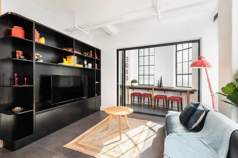 Spacious Designer Warehouse Melbourne CBD Apartment - Accommodation Burleigh 13
