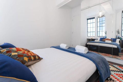 Spacious Designer Warehouse Melbourne CBD Apartment - Accommodation Burleigh 7