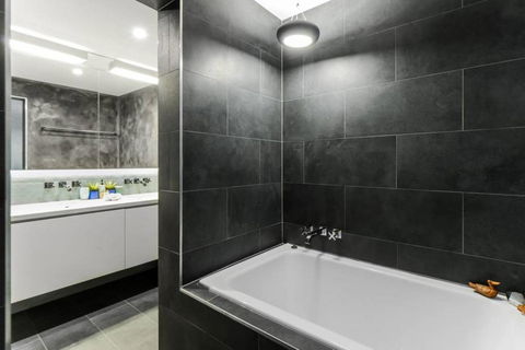 Spacious Designer Warehouse Melbourne CBD Apartment - Accommodation Burleigh 11