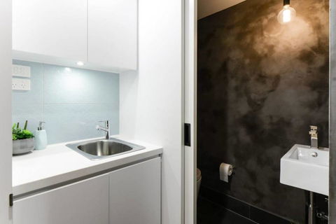 Spacious Designer Warehouse Melbourne CBD Apartment - Accommodation Burleigh 10