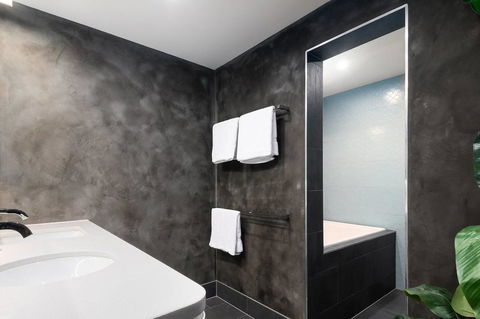 Spacious Designer Warehouse Melbourne CBD Apartment - Accommodation Burleigh 12