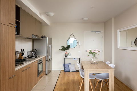 Water Views, Lovely 2BRs, Free Tram Zone, Close To Everything! - Accommodation Burleigh 10
