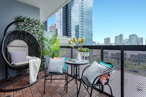 Water Views, Lovely 2BRs, Free Tram Zone, Close To Everything! - Accommodation Burleigh 1