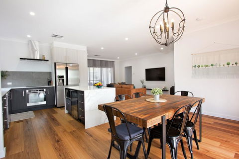 The Clyde Greenock - Accommodation Burleigh 3