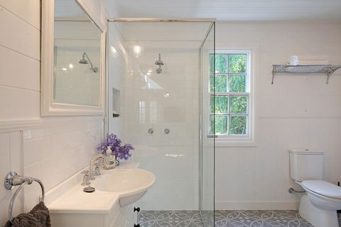 The Cottage - Accommodation Burleigh 0