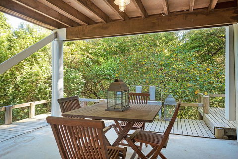 The Cottage - Accommodation Burleigh 2