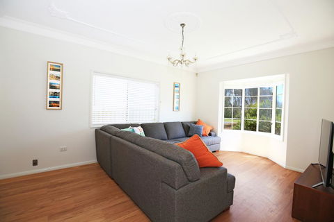 The Crescent - Pet Friendly - 1 Min To Beach - Accommodation Burleigh 2
