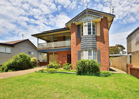 The Crescent - Pet Friendly - 1 Min To Beach - Accommodation Burleigh 1