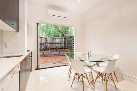 The Crofts - Accommodation Burleigh 2