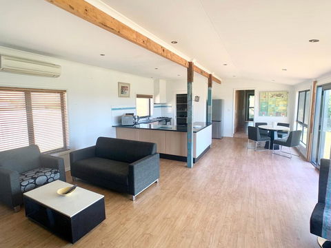 The Daydawn Dairy - Perched High, Simple Living & What A View! - Accommodation Burleigh 3