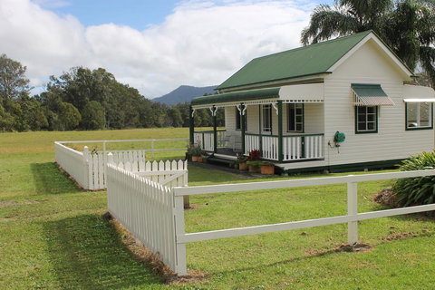The Dollhouse Cottage - Accommodation Burleigh 2