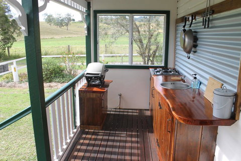 The Dollhouse Cottage - Accommodation Burleigh 3