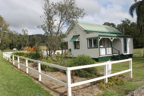 The Dollhouse Cottage - Accommodation Burleigh 1
