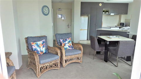 The Emerald Surfers Paradise - Accommodation Burleigh 2