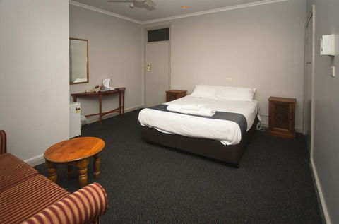 The George Hotel - Accommodation Burleigh 3