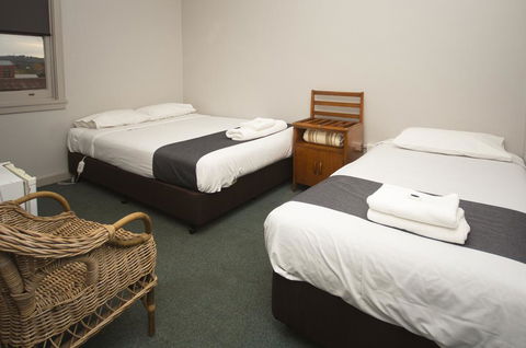 The George Hotel - Accommodation Burleigh 2