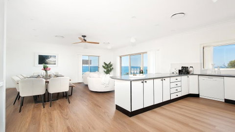 The Great Entertainer - Accommodation Burleigh 0