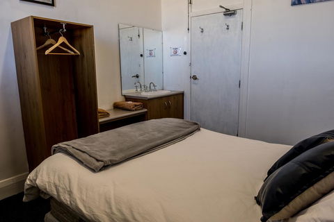 The Imperial Hotel - Accommodation Burleigh 3