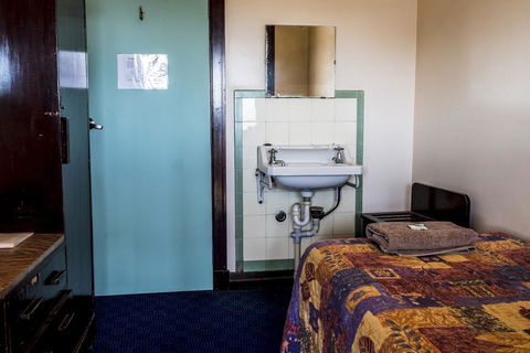The Imperial Hotel - Accommodation Burleigh 2