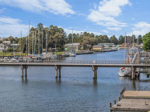 The Moorings - Accommodation Burleigh 2