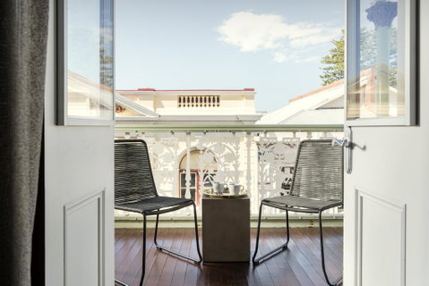 The National Hotel - Accommodation Burleigh 2